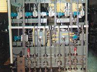 Стойка управления системой сухих газодинамических уплотнений изготовленная в составе работ по реконструкции компрессора 43ЦКО-160/15 для Сызранского НПЗ НК ЮКОС (вид сзади).